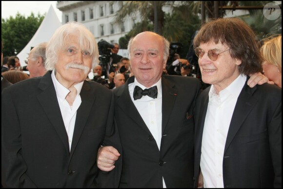 François Cavanna (cofondateur de Charlie Hebdo décédé il y a un an) avec les dessinateurs Georges Wolinski et Cabu qui ont perdu la vie dans l'attentat contre le journal ce 7 janvier 2015. Le trio monte ici les marches du Festival de Cannes, le 17 mai 2008.