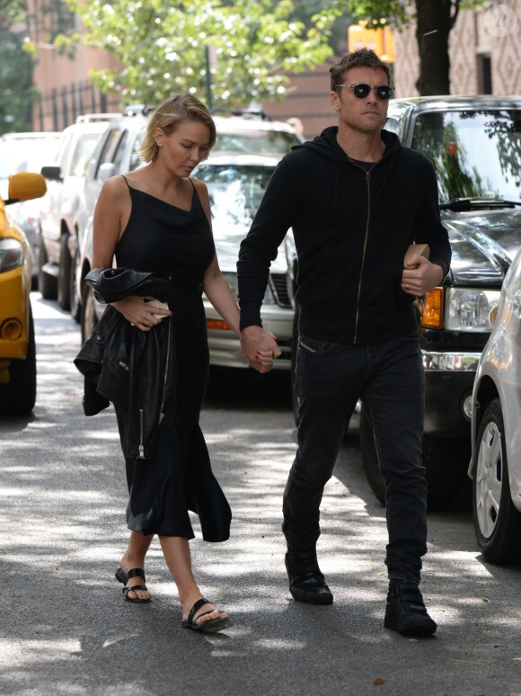Sam Worthington et Lara Bingle arrivent à leur hôtel à New York. Lara porte une robe avec un décolleté sexy. Le 20 septembre 2014  