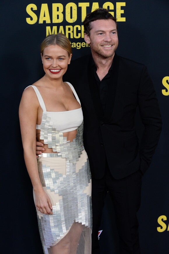 Lara Bingle et son compagnon Sam Worthington lors de la première du film "Sabotage" au cinéma "The Regal " à Los Angeles, le 19 mars 2014.
