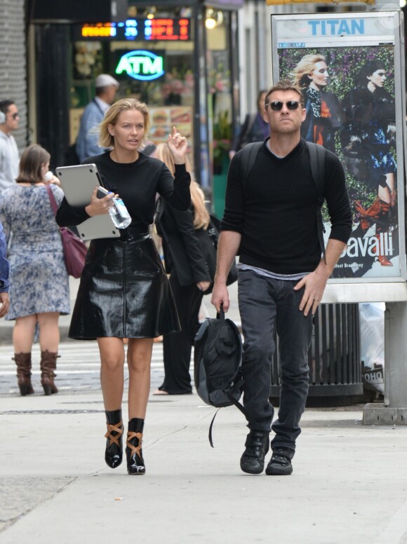 Sam Worthington et sa compagne Lara Bingle se promènent dans les rues de New York. Le 12 septembre 2014 
