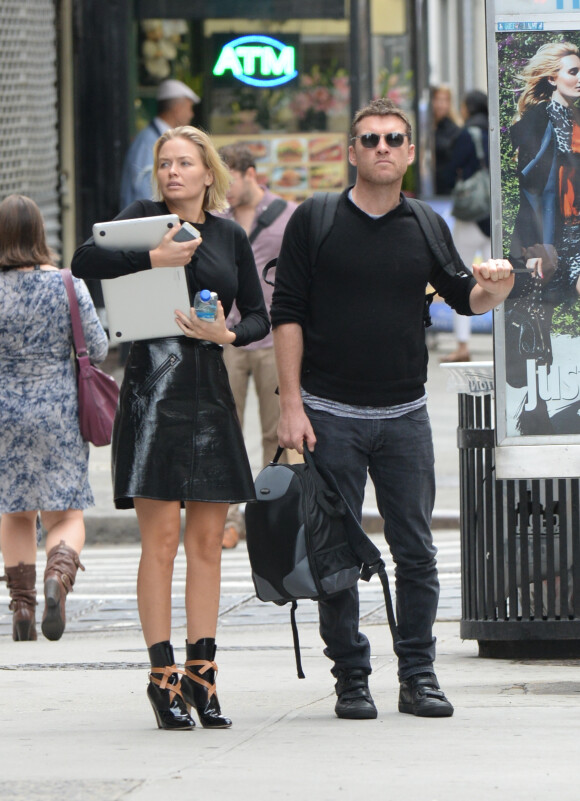 Sam Worthington et sa compagne Lara Bingle se promènent dans les rues de New York. Le 12 septembre 2014  