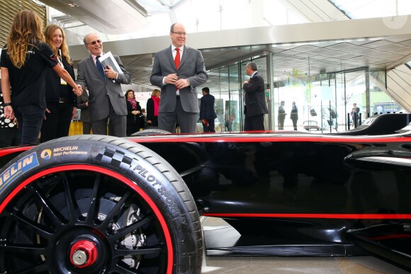 Le prince Albert II de Monaco contemplant la Venturi E le 31 mars 2015 au Grimaldi Forum lors de l'inauguration du salon Ever Monaco dédié aux véhicules écologiques et aux énergies renouvelables.