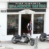 Exclusif - Johnny Hallyday devant son salon de tatouage préféré, le Shamrock Tattoo Social Club sur Sunset Boulevard, à Los Angeles. Le rockeur en profite pour prendre la pose pour Le Parisien Magazine, le 16 mars 2015.