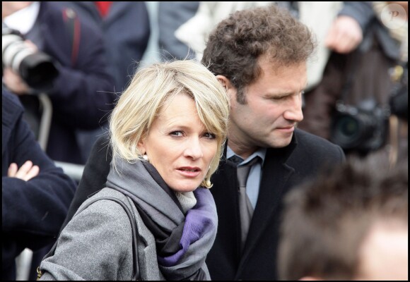 Sophie Davant et Pierre Sled - Obsèques de Thierry Gilardi à l'église de Montfort l'Amaury dans les Yvelines en 2008. 