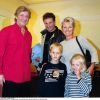 Sophie Davant et Pierre Sled et leurs enfants. Ils prennent la pose avec Patrick Sébastien en 2001. 