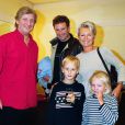  Sophie Davant et Pierre Sled et leurs enfants. Ils prennent la pose avec Patrick Sébastien en 2001.  