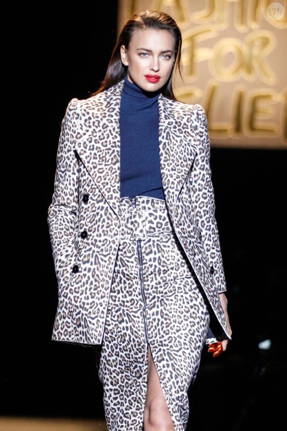 Irina Shayk - Défilé caritatif Fashion For Relief organisé par Naomi Campbell au Lincoln Center à New York, le 17 février 2015.