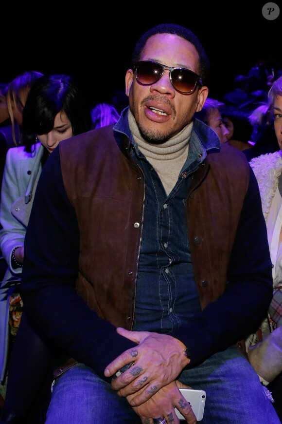 JoeyStarr au défilé de mode "Fatima Lopes", collection prêt-à-porter automne-hiver 2015/2016 à la Tour Eiffel, à Paris le 7 mars 2015