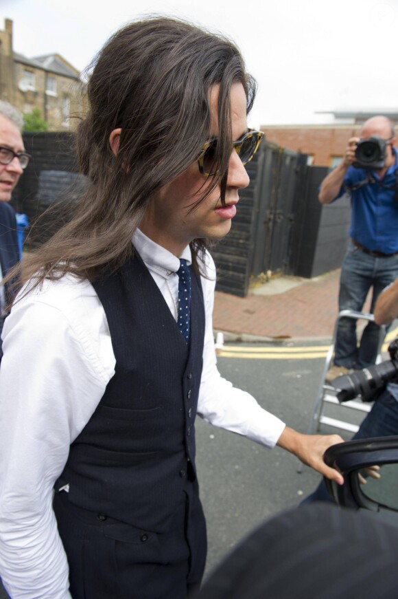 Tom Cohen quitte le bureau du coroner à Gravesend, où les résultats de l'enquête ont confirmé la mort par overdose d'héroïne de sa femme Peaches Geldof. Le 23 juillet 2014.