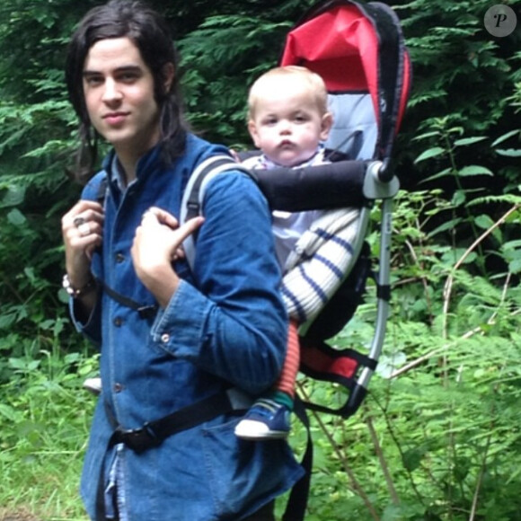 Peaches Geldof adore prendre des photos de ses enfants Astala et Phaedra sur les réseaux sociaux. Le 8 juillet elle a d'ailleurs posté de nombreux clichés de ses bébés sur Instagram. Ici on peut voir Astala, 1 an, et son père Thomas Cohen.