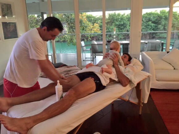 Novak Djokovic et son fils Stefan - photo publiée sur son compte Twitter le 6 avril 2015