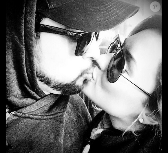 Demi Lovato fête son 3eme anniversaire sobre avec son amoureux Wilmer Valderrama, sur Instagram le 16 mars 2015.