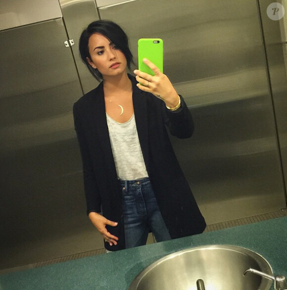 Demi Lovato pose pour un selfie, le 5 avril 2015