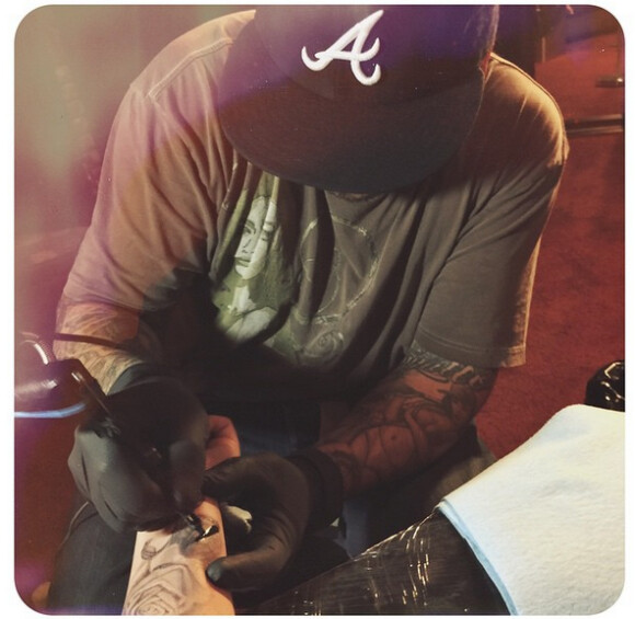 Demi Lovato fait recouvrir son tattouage sur le poignet, le 2 avril 2015 