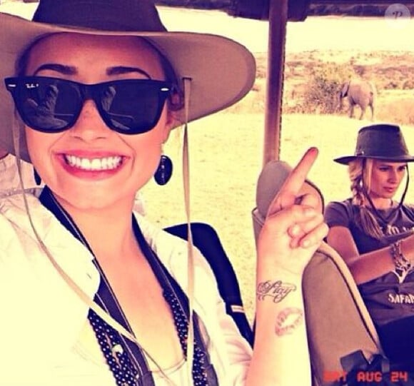 Demi Lovato a décidé de faire recouvrir son tatouage en forme de lèvres, sur Instagram le 25 août 2013
