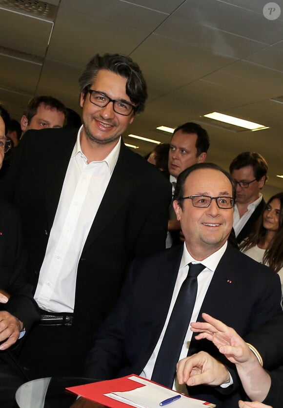 Cédric Siré (Directeur Général de Webedia) et François Hollande - Le président de la république François Hollande, en visite au groupe numérique français Webedia, a salué la réussite française. Paris, le 10 mars 2015.