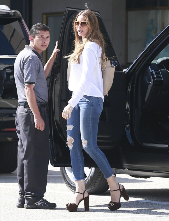 Sofia Vergara sort de sa voiture et va faire du shopping à Beverly Hills, le 6 avril 2015.  