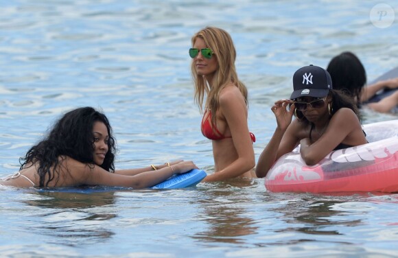 Exclusif - Paige Butcher et les soeurs Bria et Shayne Murphy profitent d'un après-midi ensoleillé sur une plage de Maui, à Hawaï. Le 23 mars 2015.