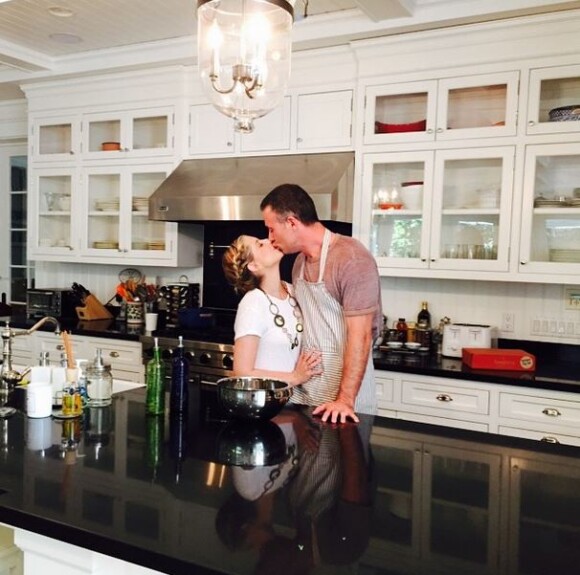 Freddie Prinze Jr. et Sarah Michelle Gellar amoureux dans leur cuisine, le 8 avril 2015