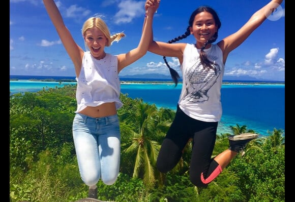 Ava Sambora en vacances à Bora Bora avec sa meilleure amie, sur Instagram le 3 avril 2015