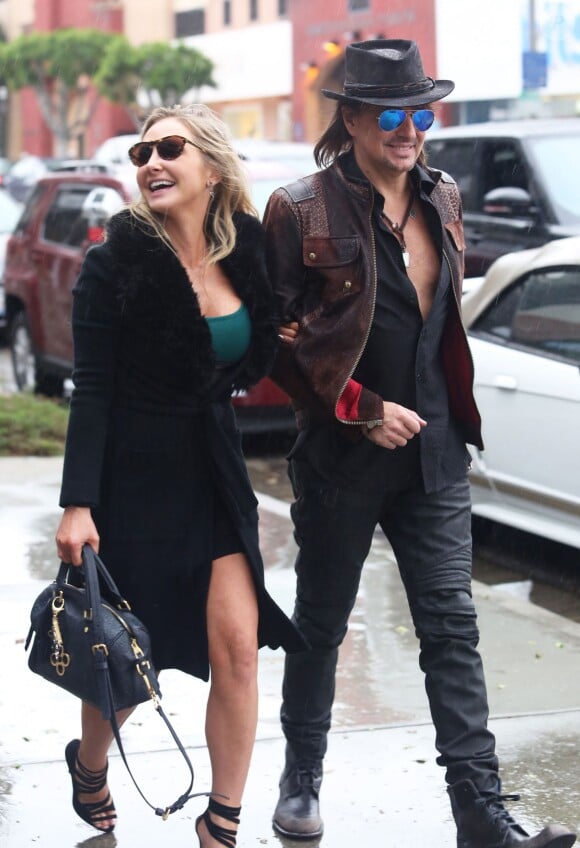 Nikki Lund et son associée légendaire Richie Sambora regarde le magasin qui va accueillir la nouvelle boutique "Nikki Rich", qui va ouvrir en mars prochain, sur Robertson Boulevard en face du célèbre restaurant Ivy à Beverly Hills, le 2 février 2015.  