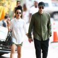  Exclusif - Robert Pattinson se prom&egrave;ne, main dans la main, avec sa petite amie FKA Twigs (Tahliah Debrett Barnett) dans les rues de Miami le 5 d&eacute;cembre 2014. 