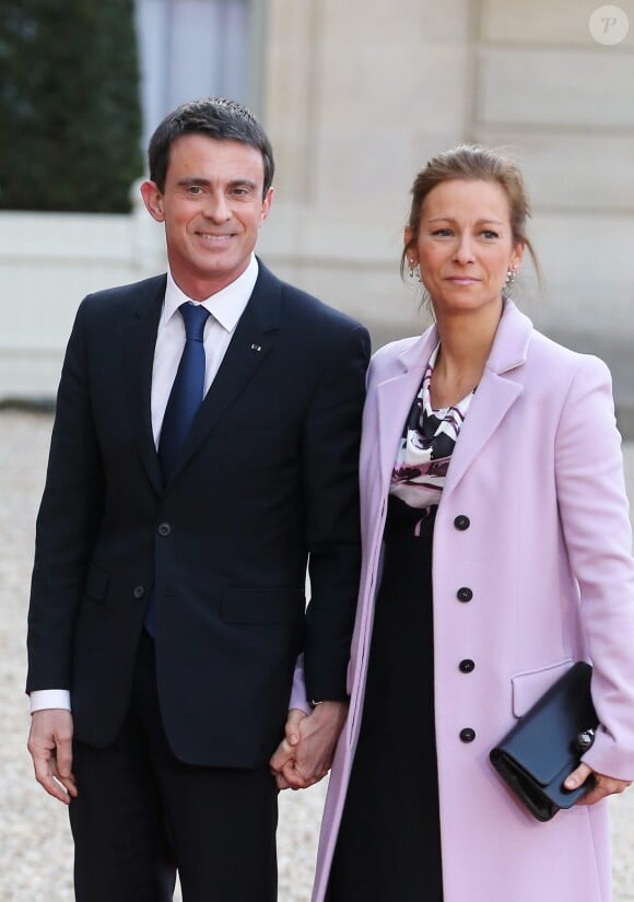 Manuel Valls et sa femme Anne Gravoin se rendent au dîner d'Etat au Palais de l'Elysée en l'honneur du président Tunisien Béji Caïd Essebsi à Paris le 7 avril 2015.
