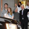 Chelsea Clinton Mezvinsky, son mari Marc Mezvinsky et leur fille Charlotte posent avec Bill et Hilary Clinton à leur sortie de l'hôpital à New York, le 29 septembre 2014.