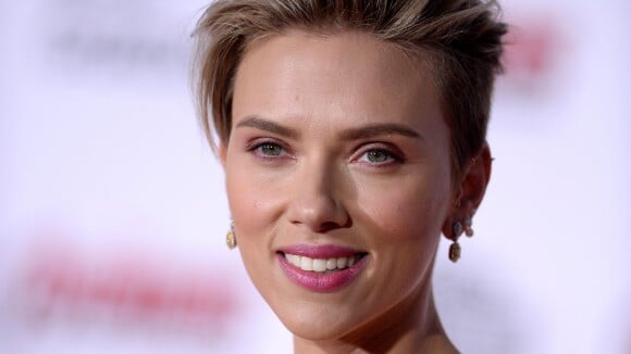 Scarlett Johansson, épaules nues, divine face aux Avengers et Julie Delpy