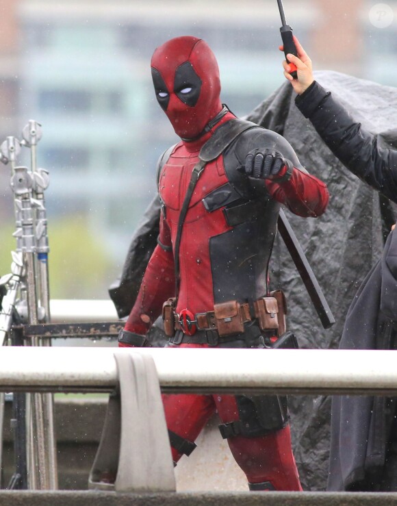 Ryan Reynolds, sous la pluie, lors du tournage de "Deadpool" à Vancouver, le 13 avril 2015