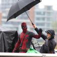 Ryan Reynolds, sous la pluie, lors du tournage de "Deadpool" à Vancouver, le 13 avril 2015