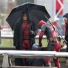 Ryan Reynolds et son double, sous la pluie, lors du tournage de "Deadpool" à Vancouver, le 13 avril 2015