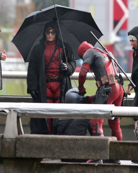 Ryan Reynolds et son double, sous la pluie, lors du tournage de "Deadpool" à Vancouver, le 13 avril 2015
