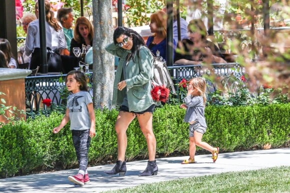 Kourtney Kardashian et ses enfants Mason et Penelope aux Commons. Calabasas, Los Angeles, le 11 avril 2015.