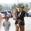 Kourtney Kardashian et ses enfants Mason et Penelope à Woodland Hills, le 5 avril 2015.