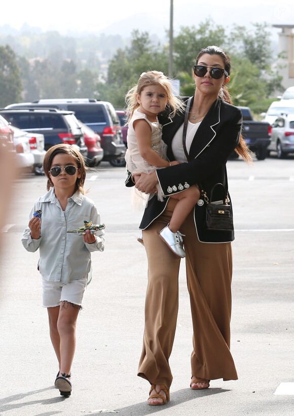 Kourtney Kardashian et ses enfants Mason et Penelope à Woodland Hills, le 5 avril 2015.