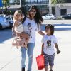 Kourtney Kardashian et ses enfants Penelope et Mason à Los Angeles, le 25 mars 2015.