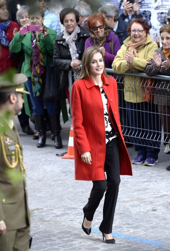 La reine Letizia d'Espagne (vêtue d'un manteau Hugo Boss et d'une veste et d'un haut Mango) en visite à l'académie d'artillerie de Ségovie le 13 avril 2015.
