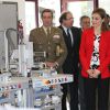 La reine Letizia d'Espagne (en veste et haut Mango) en visite à l'académie d'artillerie de Ségovie le 13 avril 2015.