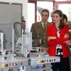 La reine Letizia d'Espagne (en veste et haut Mango) en visite à l'académie d'artillerie de Ségovie le 13 avril 2015.