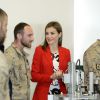 La reine Letizia d'Espagne (vêtue d'un haut et d'une veste Mango) en visite à l'académie d'artillerie de Ségovie le 13 avril 2015.