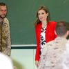 La reine Letizia d'Espagne (vêtue d'un haut et d'une veste Mango) en visite à l'académie d'artillerie de Ségovie le 13 avril 2015.