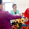 La reine Maxima des Pays-Bas visite une banque alimentaire à Amersfoort, le 14 avril 2015, récompensée par un prix Appeltje du Fonds Orange pour les initiatives sociales remarquables.