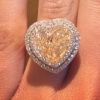 Nicki Minaj s'est-elle fiancée ? La rappeuse a publié la photo d'une sublime bague offerte par son petit ami Meek Mill. Photo publiée le 15 avril 2015.