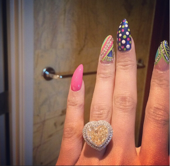 Nicki Minaj s'est-elle fiancée ? La rappeuse a publié la photo d'une sublime bague offerte par son petit ami Meek Mill. Photo publiée le 15 avril 2015.