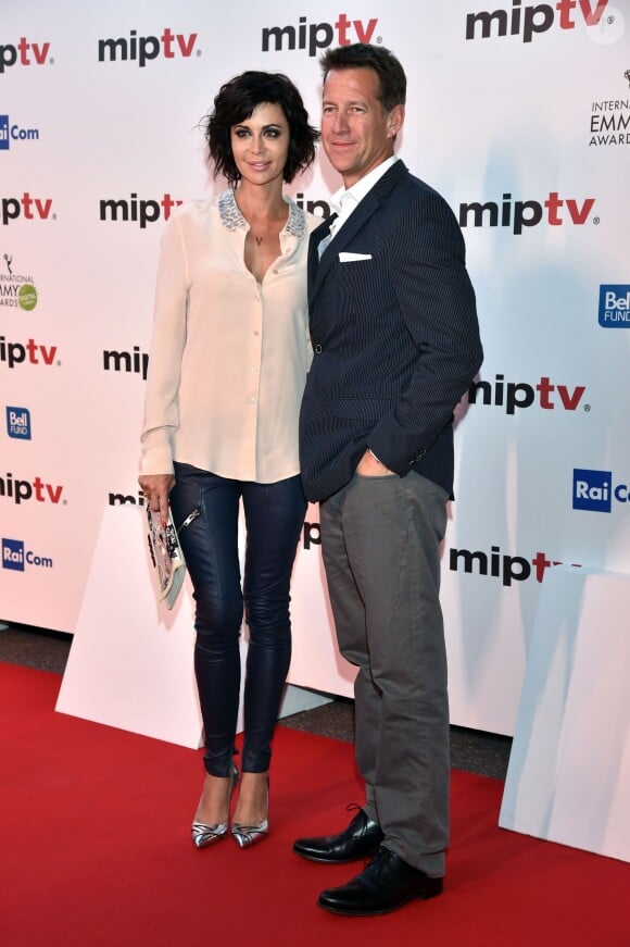 L'acteur James Denton arrive en compagnie de Catherine Bell à la soirée d'ouverture du MIPTV à l'hôtel Majestic à Cannes le 13 avril 2015 