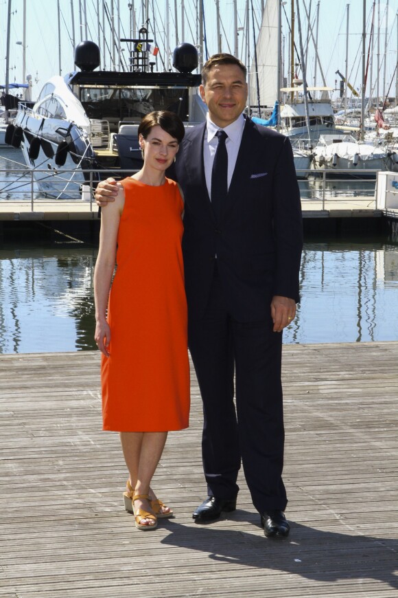 Les acteurs britanniques Jessica Raine et David Walliams lors du photocall de la série "Partners in crime" dans le cadre du MIPTV 2015 à Cannes le 13 avril 2015 qui se déroule au Palais des Festivals du 13 au 16 mai. 