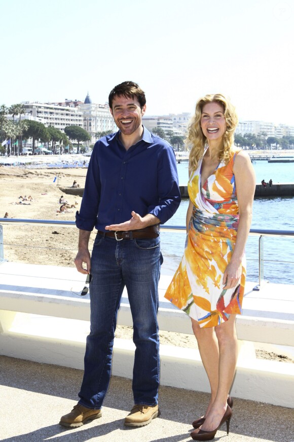 L'acteur croate Goran Visnjic et l'actrice américaine Elizabeth Mitchell lors du photocall de la série "Crossing Lines - The time is now - Season III" dans le cadre du MIPTV 2015 à Cannes le 13 avril 2015 qui se déroule au Palais des Festivals du 13 au 16 mai. 