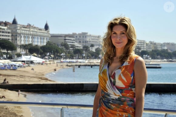 L'actrice américaine Elizabeth Mitchell lors du photocall de la série "Crossing Lines - The time is now - Season III" dans le cadre du MIPTV 2015 à Cannes le 13 avril 2015 qui se déroule au Palais des Festivals du 13 au 16 mai. 