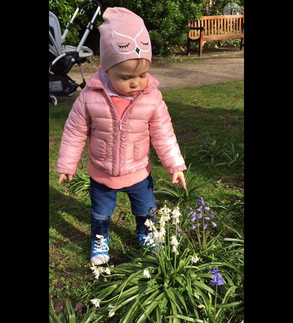 La princesse Leonore de Suède réjouie par l'arrivée du printemps. Photo du Facebook de la princesse Madeleine de Suède, le 17 avril 2015.